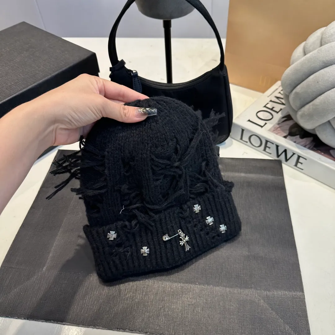 P60 Crow Heart Autumn and Winter Wool Knitted Beanie This must be the favorite of minimalism. It is clean, neat, fashionable and versatile, and will definitely not be picky about your face shape! A fashionable classic that lasts forever! Fashionable black and white can be purchased together